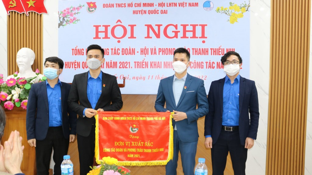 Huyện đoàn Quốc Oai đón nhận Cờ thi đua xuất sắc  của Ban chấp hành Thành đoàn Hà Nội