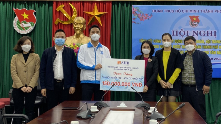 Đồng chí Nguyễn Đức Tiến, Phó Bí thư Thườn trực Thành đoàn Hà Nội tiếp nhận nguồn lực ủng hộ từ 