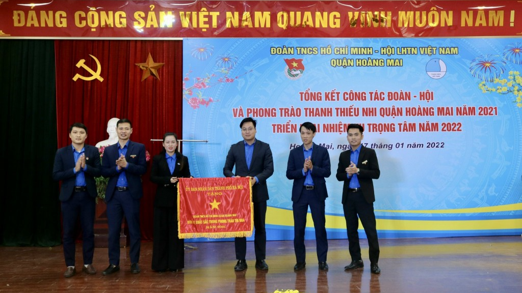 Quận đoàn Hoàng Mai đón nhận Cờ thi đua xuất sắc