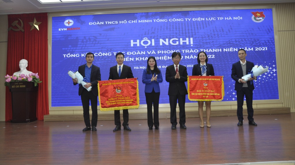 Đoàn Thanh niên EVNHNOI đón nhận Cờ thi đua xuất sắc 
