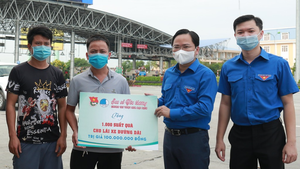 Ủy viên Trung ương Đảng, Bí thư thứ nhất Trung ương Đoàn Nguyễn Anh Tuấn trao quà động viên lái xe đường dài bị ảnh hưởng bởi dịch COVID-19 (ảnh Bảo Anh)