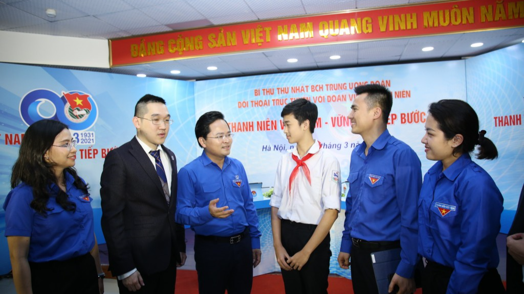 Ủy viên Trung ương Đảng, Bí thư Thứ nhất Trung ương Đoàn Nguyễn Anh Tuấn (thứ ba từ trái sang) trò chuyện với cán bộ, đoàn viên, thanh niên