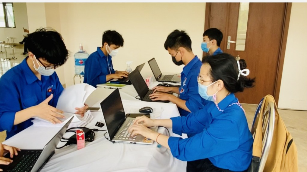 Đoàn viên, thanh niên huyện Mê Linh hỗ trợ nhập liệu