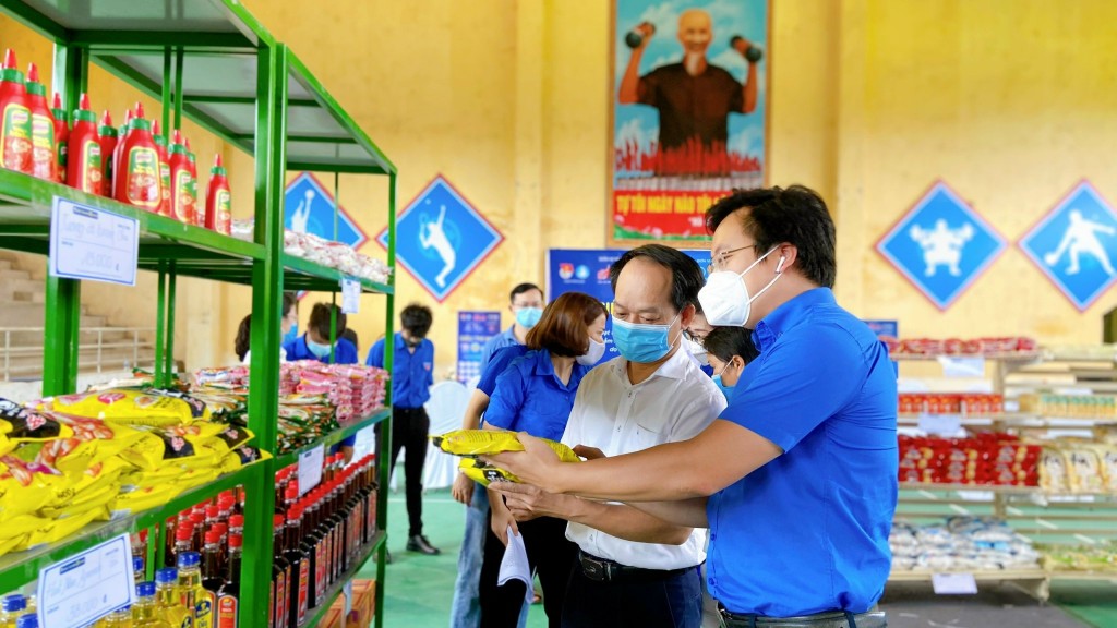 Đồng chí Trần Quang Hưng, Ủy viên Ban Chấp hành Trung ương Đoàn, Phó Bí thư Thành đoàn, Chủ tịch Hội Sinh viên thành phố Hà Nội giới thiệu các mặt hàng trong “Siêu thị mini 0 đồng - Hà Nội trái tim hồng” 