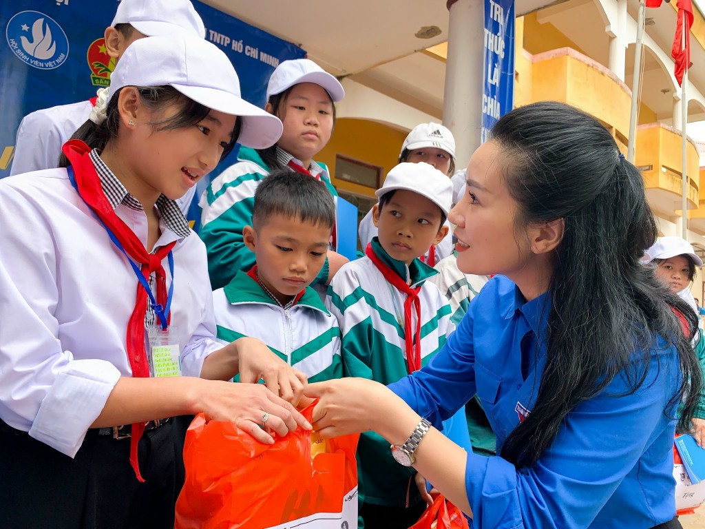 Đồng chí Trần Quang Hưng, Ủy viên Ban Chấp hành Trung ương Đoàn, Phó Bí thư Thành đoàn, Chủ tịch Hội Sinh viên thành phố Hà Nội giới thiệu các mặt hàng trong “Siêu thị mini 0 đồng - Hà Nội trái tim hồng” 