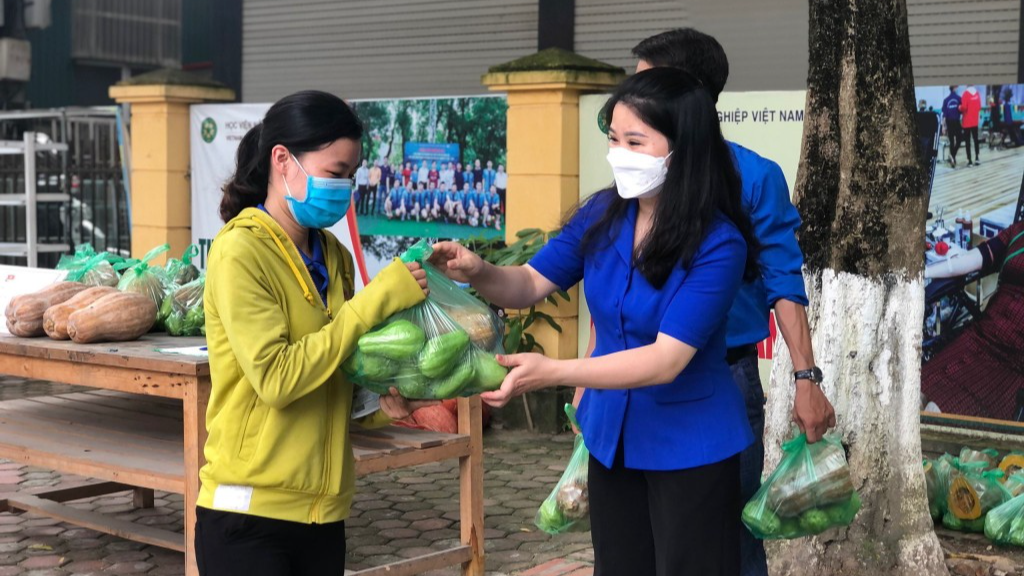 Ủy viên Ban Thường vụ Trung ương Đoàn, Thành ủy viên, Bí thư Thành đoàn Hà Nội Chu Hồng Minh trao quà tới đoàn viên, sinh viên