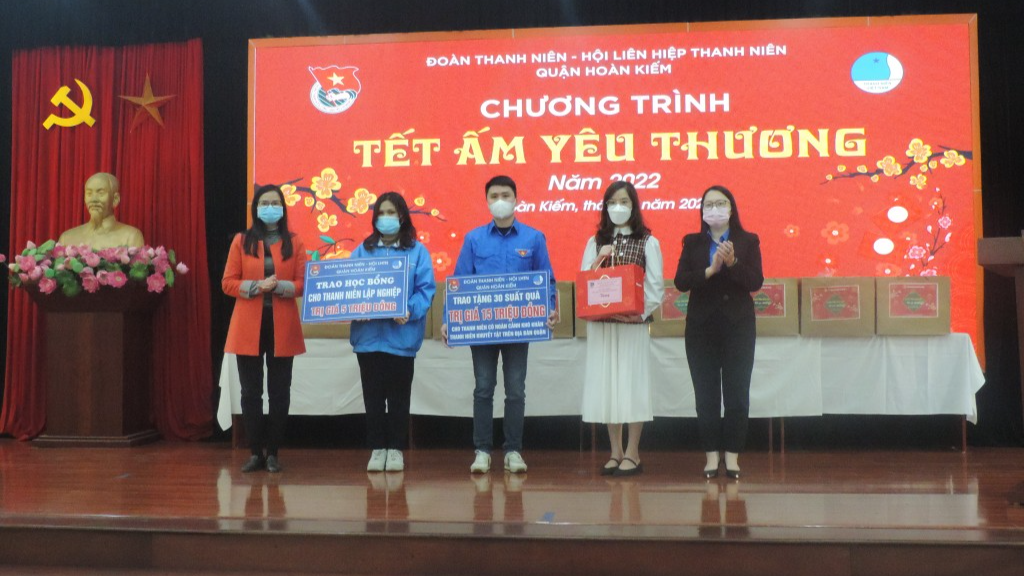 Quận đoàn Hoàn Kiếm trao tặng quà đến đoàn viên, thanh niên hoàn cảnh khó khăn 