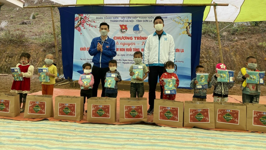 Các đồng chí trong Thường trực Thành đoàn Hà Nội tặng quà tới học sinh xã Chiềng Lao