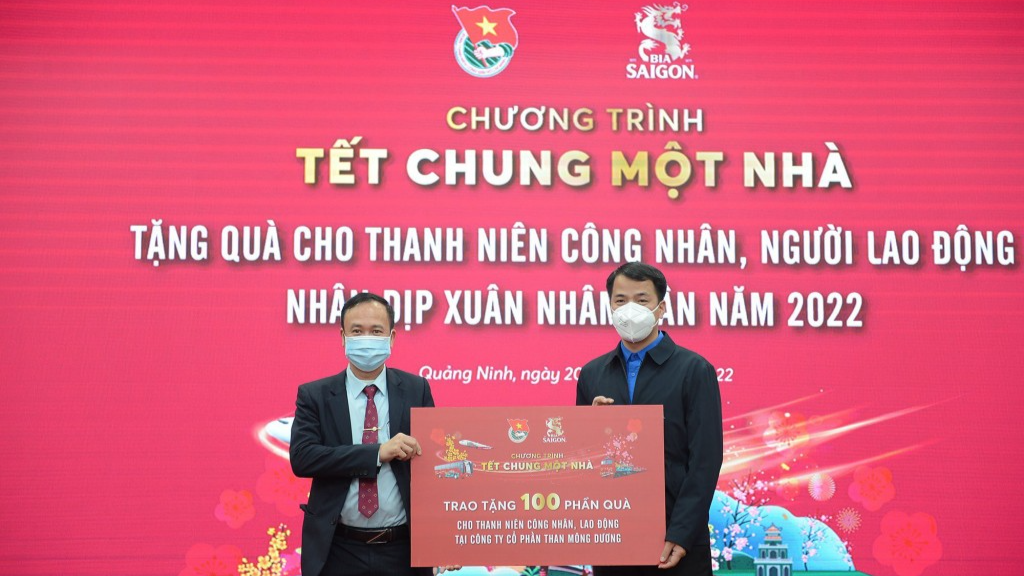 100 phần quà được trao tặng tới công nhân 