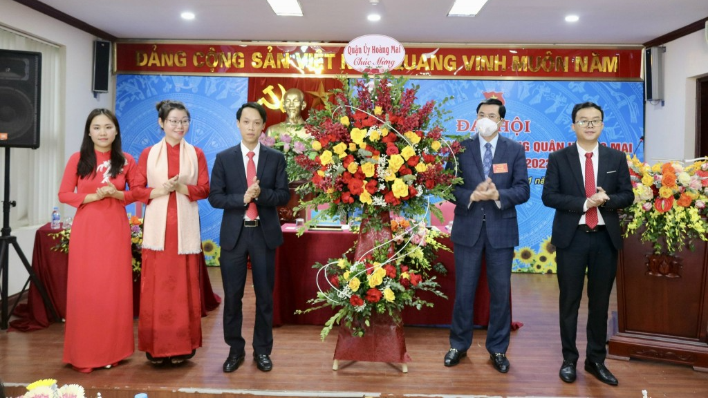 Quận ủy Hoàng Mai tặng hoa chúc mừng Đại hội