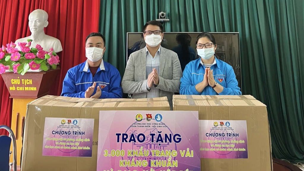 Đoàn Thanh niên- Hội Sinh viên trường Đại học Công đoàn trao tặng quà tới Đoàn xã 