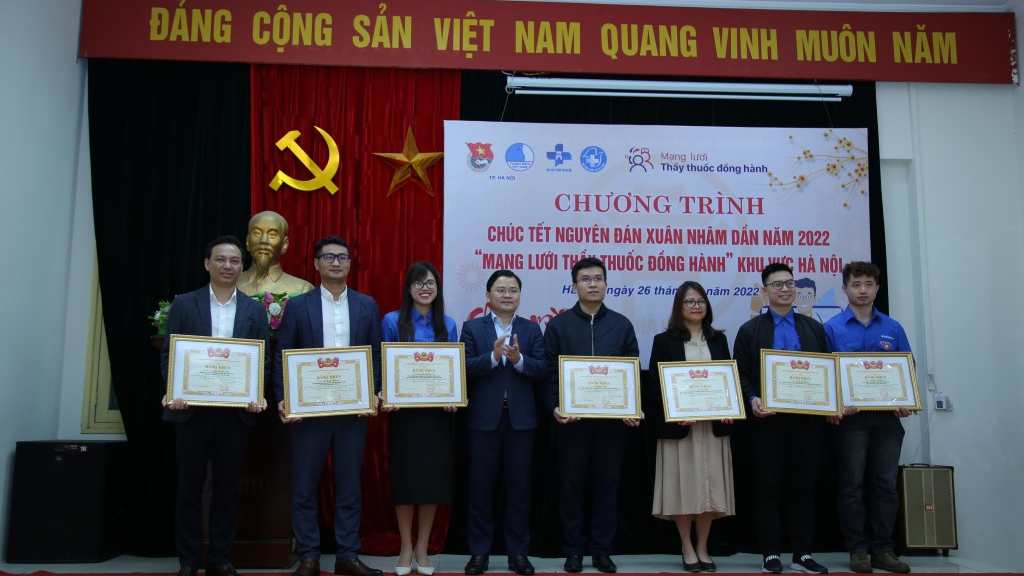 Mạng lưới Thầy thuốc đồng hành khu vực Hà Nội được Trung ương Đoàn khen thưởng 