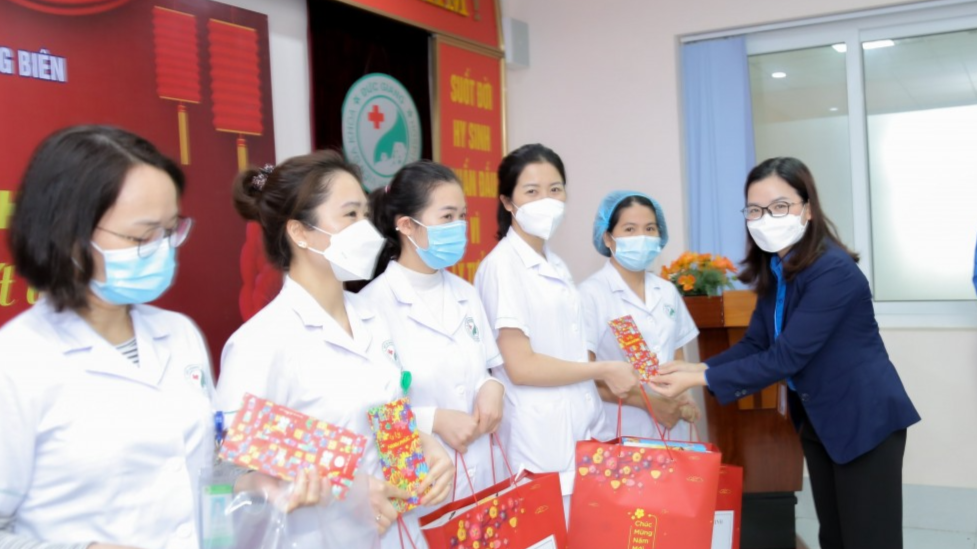 Chị Vũ Thị Thanh, Phó Bí thư Quận đoàn Long Biên tặng quà tới y, bác sĩ 