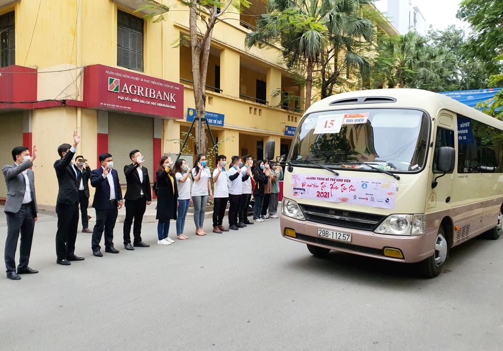 Những chuyến xe ấm áp rời Học viện Ngân hàng (Hà Nội) đưa sinh viên về các tỉnh miền núi Tây Bắc và miền Trung. 