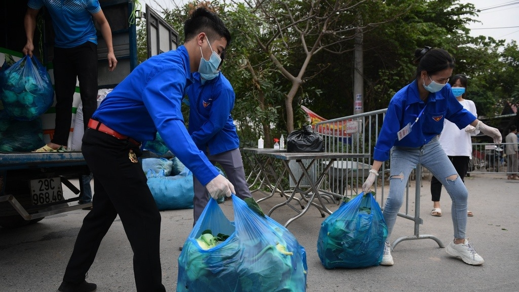 Đoàn viên, thanh niên xã Tiến Thắng tham gia vận chuyển đồ giúp người dân 