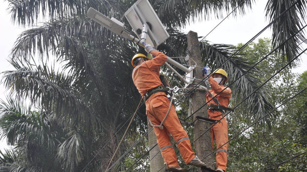 Tuổi trẻ EVNHANOI lắp đặt hệ thống chiếu sáng năng lượng mặt trời