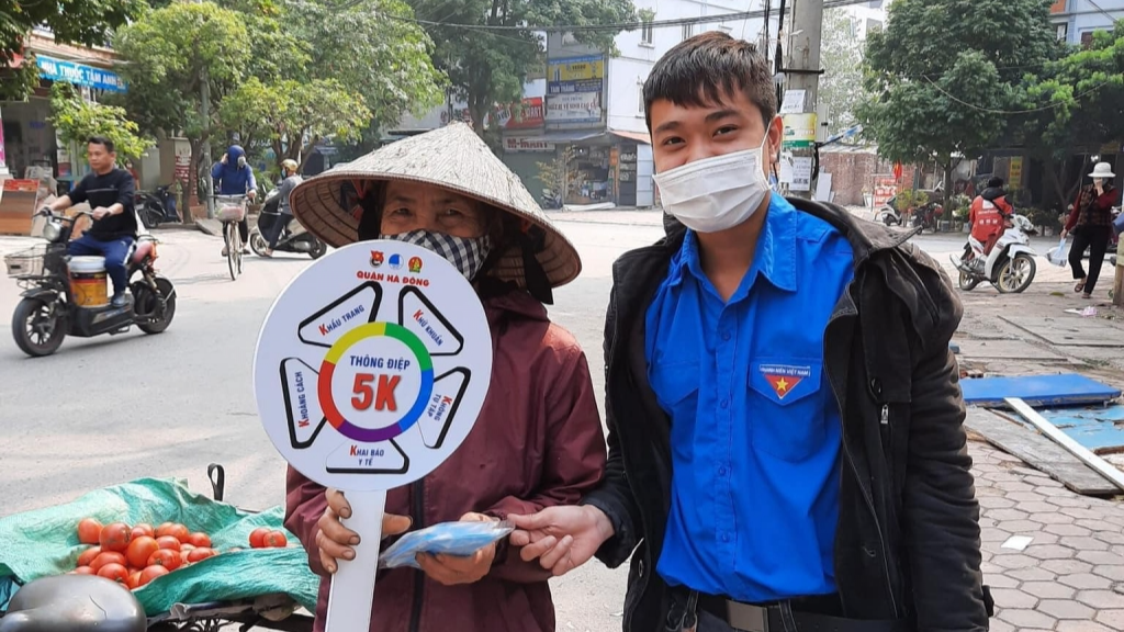 Tuổi trẻ Hà Đông tuyên truyền phòng dịch Covid-19 tại chợ dân sinh