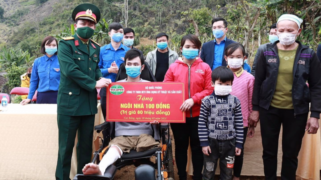 Đại diện Ban Thanh niên Quân đội trao kinh phí hỗ trợ xây nhà tới gia đình anh Bàn Chàn Vạng