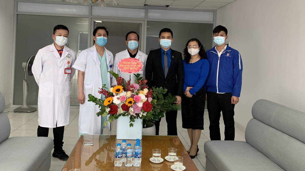 Đồng chí Lý Duy Xuân, Phó Bí thư Thành đoàn Hà Nội tặng hoa chúc mừng tập thể, cán bộ, y bác sĩ Bệnh viện Giao thông vận tải 