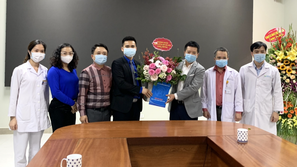 Đoàn công tác tặng hoa chúc mừng tới Bệnh viện Nhi Trung ương 
