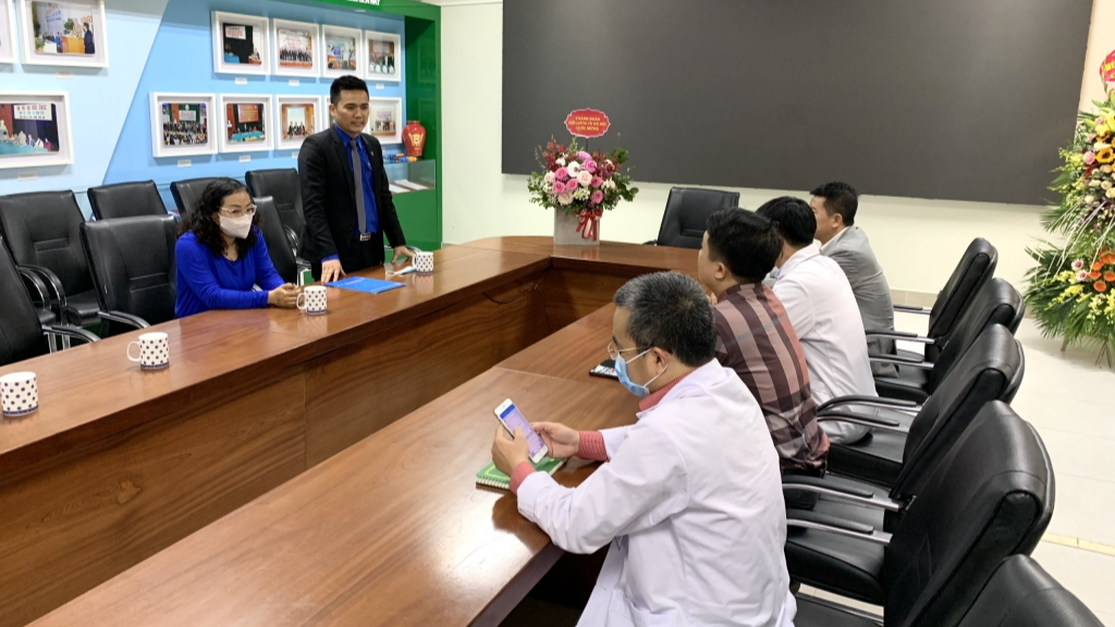 Đồng chí Lý Duy Xuân, Phó Bí thư Thành đoàn Hà Nội phát biểu tri ân tới cán bộ, y bác sĩ Bệnh viện Nhi Trung ương