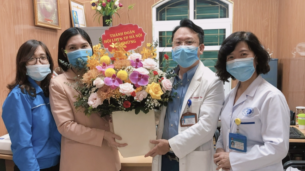 Đoàn công tác của Thành đoàn Hà Nội thăm và chúc mừng Ban bảo vệ chăm sóc sức khỏe cán bộ thành phố