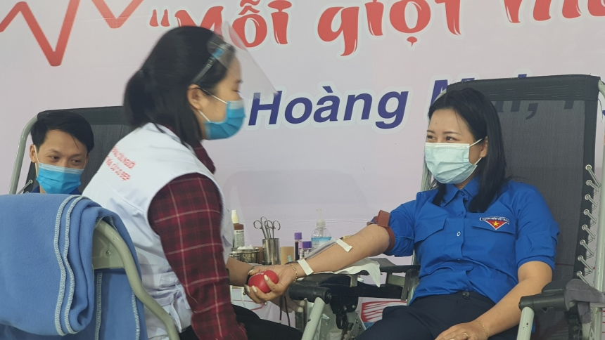 Bí thư Quận đoàn Hoàng Mai Nguyễn Quỳnh Trang tham gia hiến máu tình nguyện 