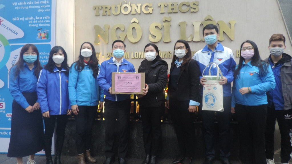 Đoàn công tác của Thành đoàn, Hội đồng Đội thành phố Hà Nội thăm, tặng quà các tình nguyện viên tham gia chiến dịch tại trường THCS Ngô Sĩ Liên 