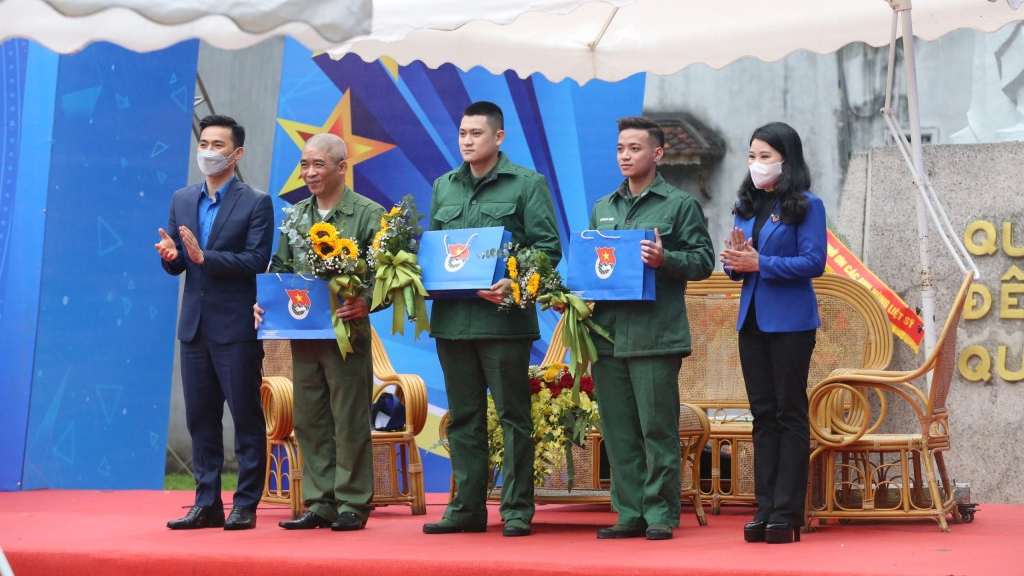 Tân binh Dương Công Minh (thứ ba từ phải sang) nhận hoa quà chúc mừng của Thường trực Thành đoàn Hà Nội tại chương trình giao lưu 