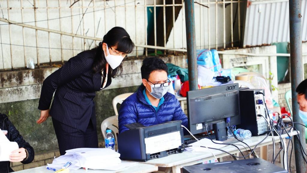 Anh Nguyễn Thành Luân hỗ trợ công tác tiêm chủng tại phường 