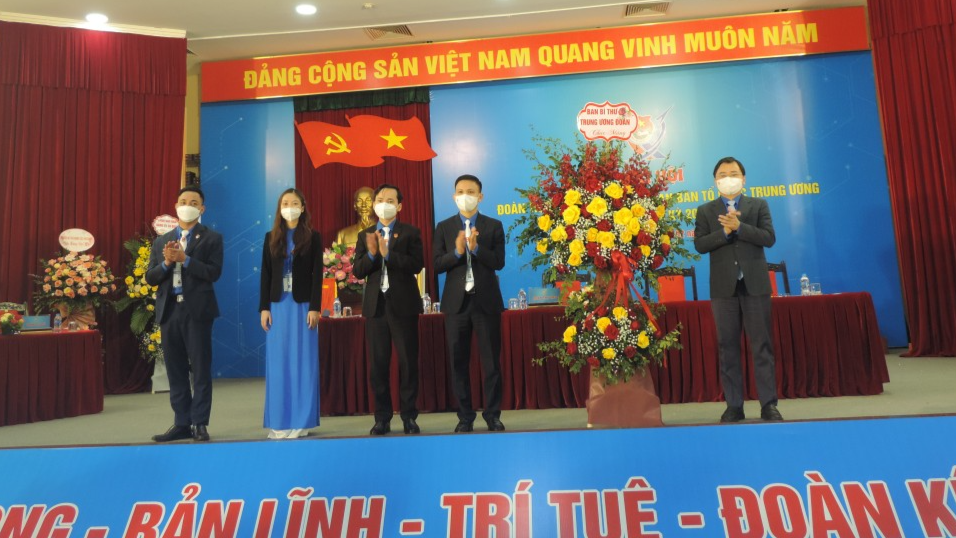 Bí thư thứ nhất Trung ương Đoàn Nguyễn Anh Tuấn tặng hoa chúc mừng Đại hội 