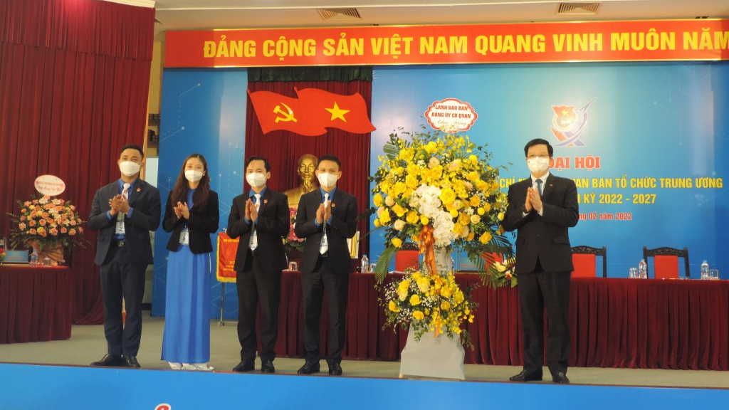 Ủy viên Trung ương Đảng, Phó Trưởng ban Thường trực Ban Tổ chức Trung ương Mai Văn Chính tặng hoa chúc mừng Đại hội