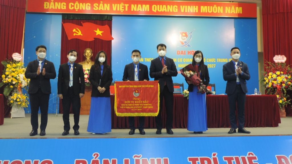 Đoàn Thanh niên cơ quan Ban Tổ chức Trung ương nhận Cờ thi đua xuất sắc của Trung ương Đoàn 