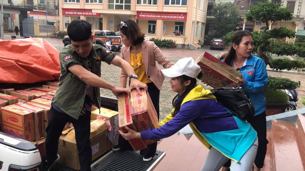 Bác sĩ Hương Giang (phải) tham gia hoạt động tình nguyện hỗ trợ người dân có hoàn cảnh khó khăn 