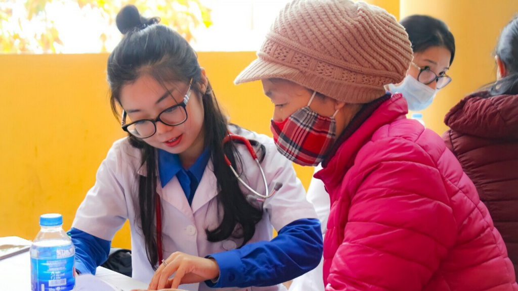 Bác sĩ Hương Giang tham gia tư khám bệnh tình nguyện cho người dân 