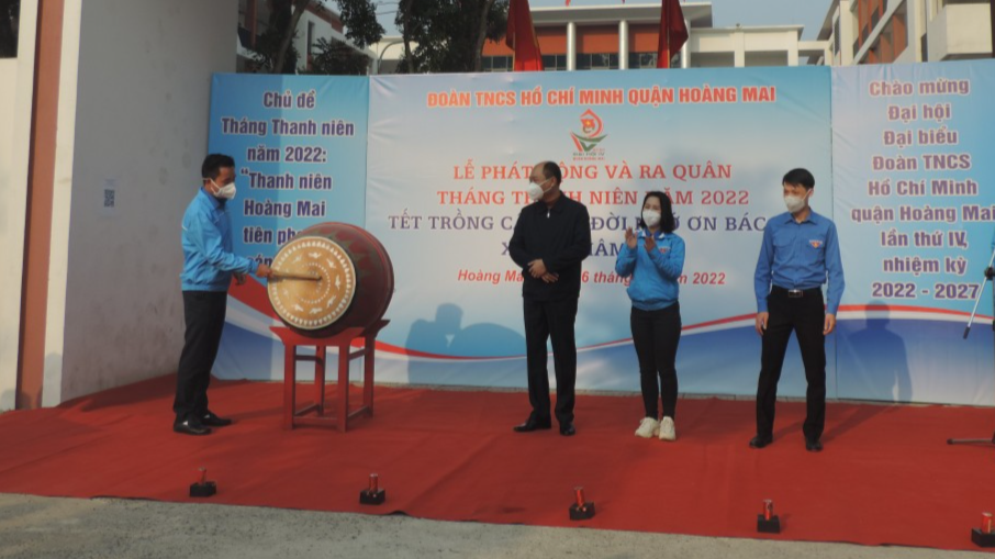 Phó Bí thư Thường trực Thành đoàn Hà Nội Nguyễn Đức Tiến thực hiện nghi thức khởi động Tháng Thanh niên 2022