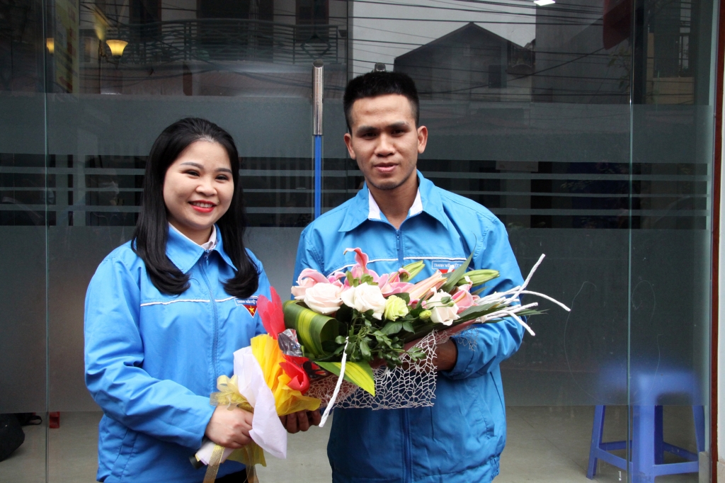 Bí thư Thành đoàn Hà Nội Chu Hồng Minh tặng hoa cho anh Nguyễn Ngọc Mạnh