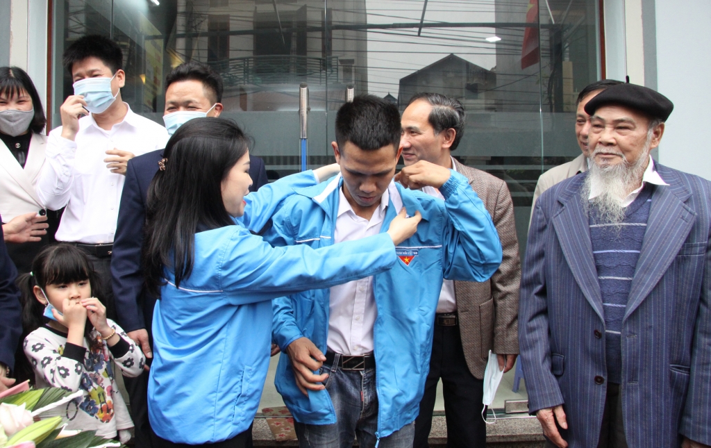 Anh Nguyễn Ngọc Mạnh được trao tặng chiếc áo xanh thanh niên 