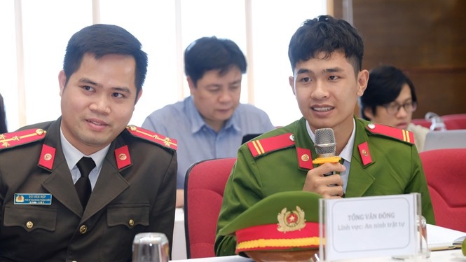 Hạ sĩ Tống Văn Đông (bên phải) trả lời các câu hỏi tại chương trình giao lưu trực tuyến 