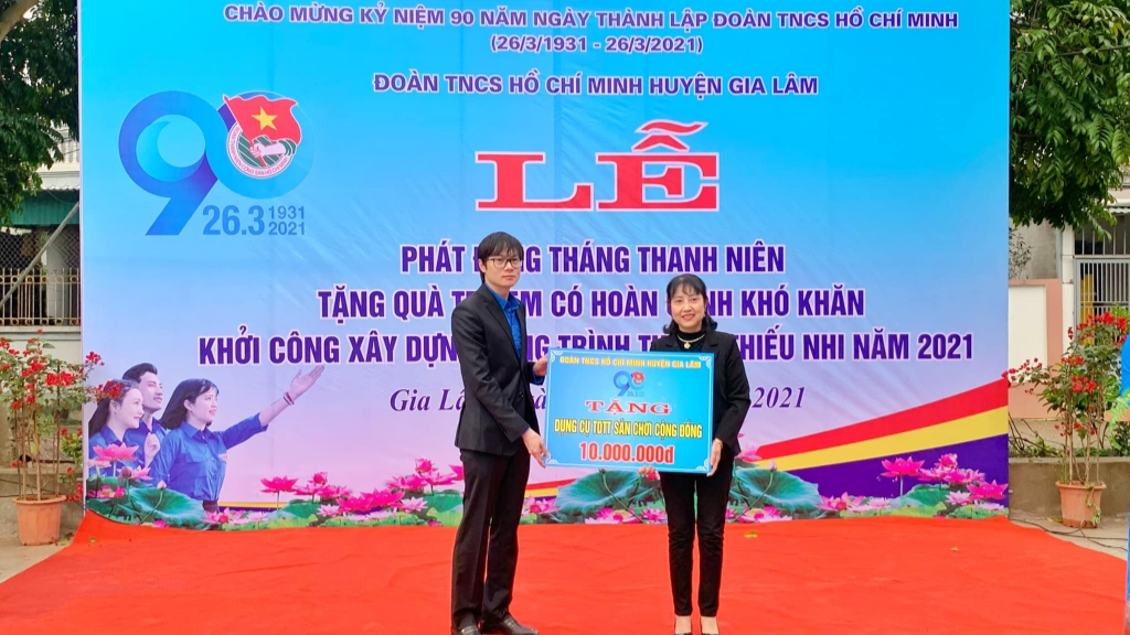 Đại diện Huyện đoàn Gia Lâm trao tặng dụng cụ thể dục thể thao lắp đặt tại sân chơi cộng đồng 