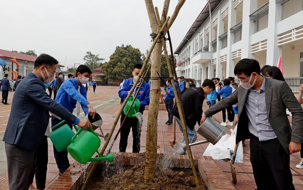 các vị đại biểu tham gia trồng cây xanh 