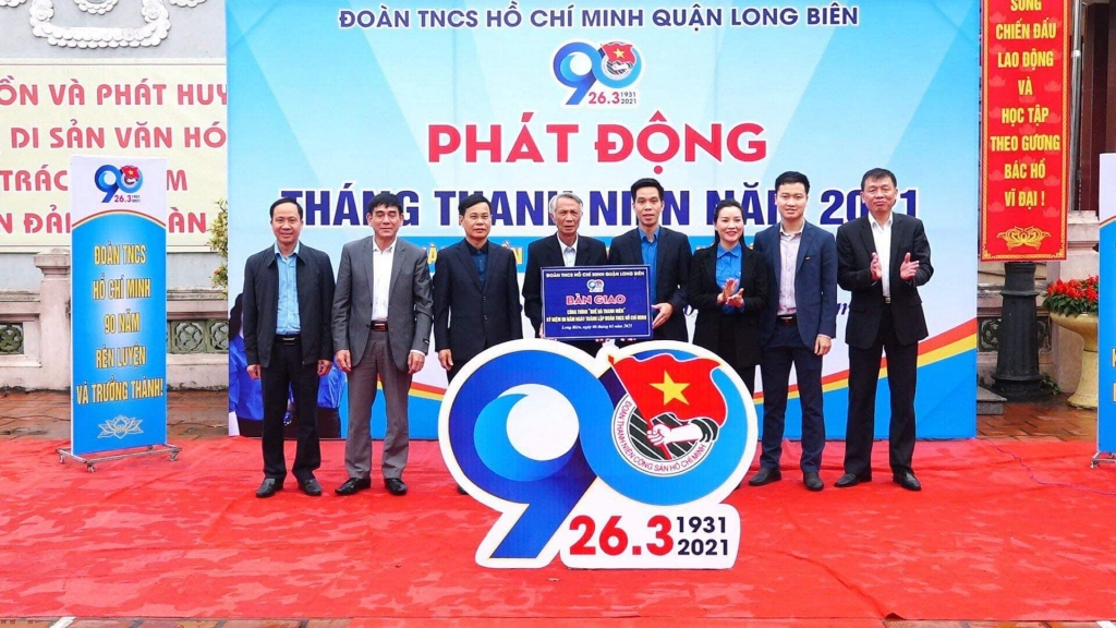 Quận đoàn Long Biên đã bàn giao công trình “Ghế đá thanh niên” cho Tiểu ban quản lý di tích Đình Trường Lâm