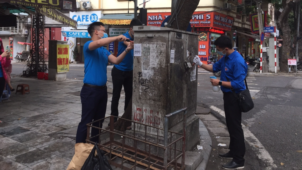 Đoàn viên, thanh niên bóc xóa quảng cáo rao vặt trái phép 