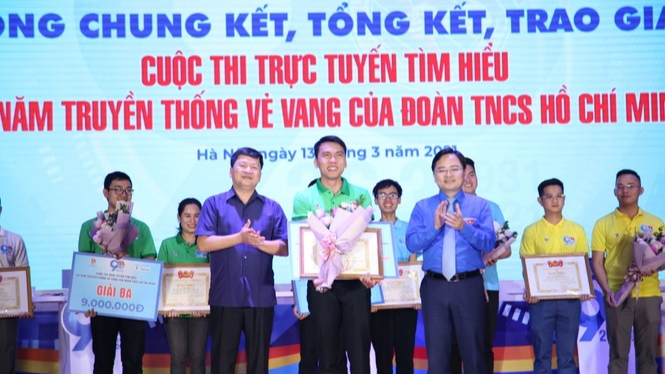 Anh Nguyễn Anh Tuấn, Ủy viên T.Ư Đảng, Bí thư thứ nhất T.Ư Đoàn, Chủ tịch T.Ư Hội LHTN Việt Nam trao giải Đặc biệt cho thầy giáo Cao Văn Nam