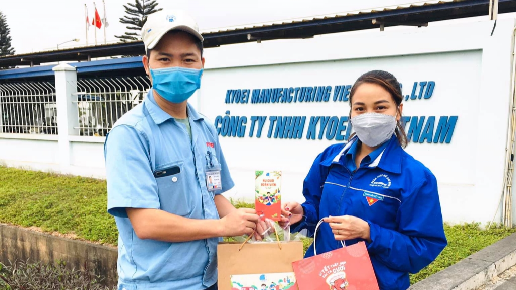 Chị Ngô Thị Liên, Bí thư Đoàn Thanh niên Các khu công nghiệp và chế xuất Hà Nội tặng quà đến thanh niên công nhân 