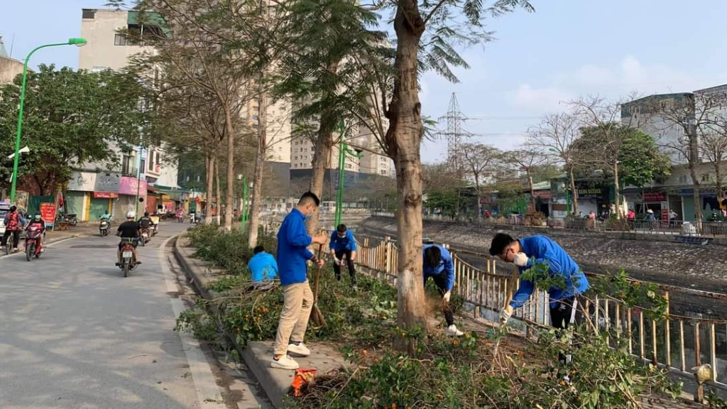 Đoàn viên, thanh niên ra quân vệ sinh môi trường 