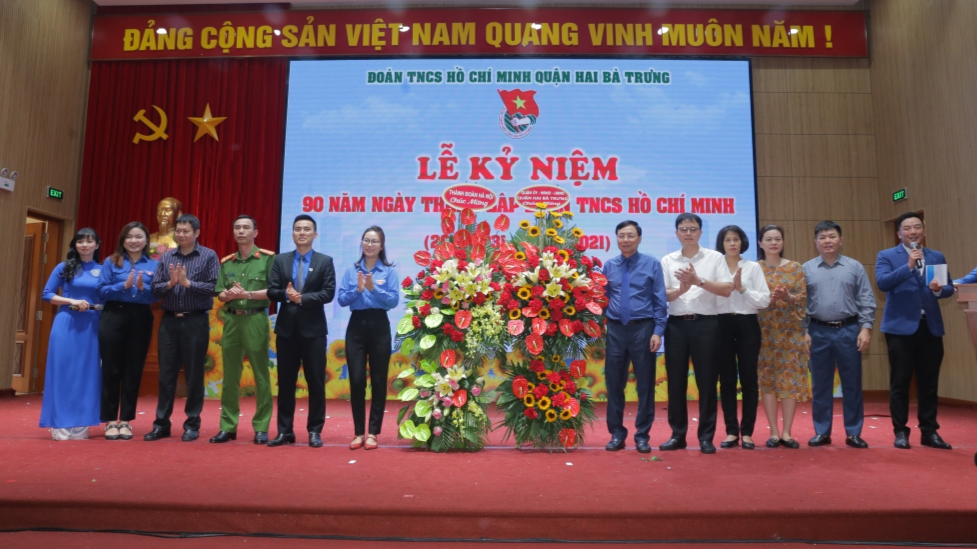 Quận đoàn Hai Bà Trưng đón nhận lẵng hoa chúc mừng của Thành đoàn, Quận ủy Hai Bà Trưng 