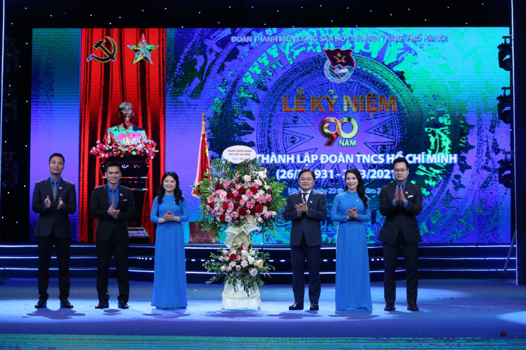 Đoàn Thanh niên thành phố Hà Nội đón nhận hoa chúc mừng của Trung ương Đoàn 