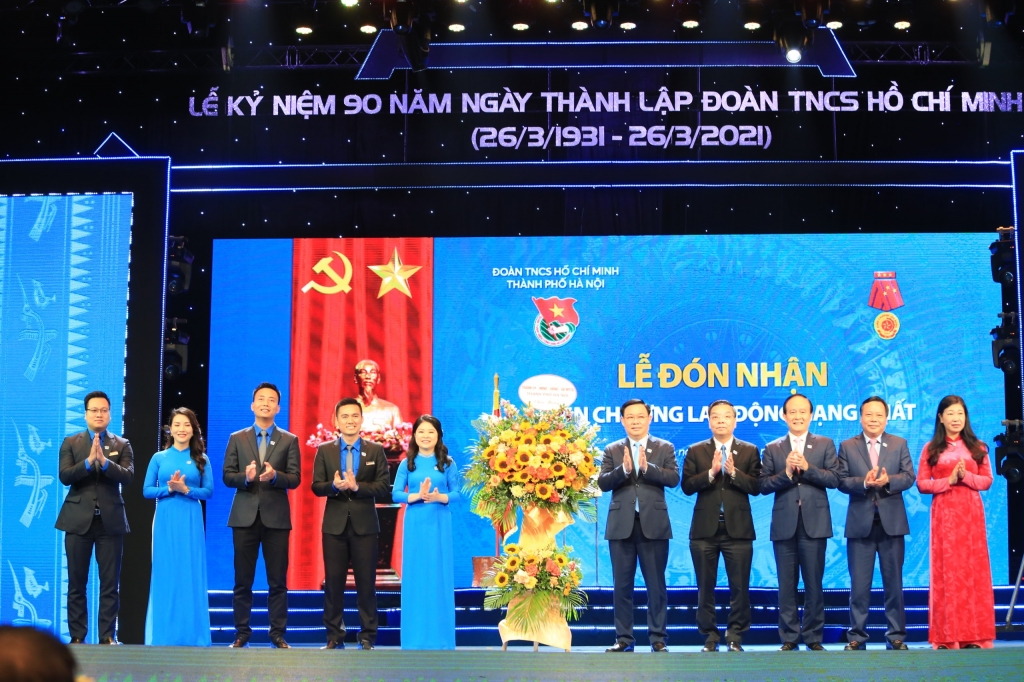 Đoàn Thanh niên thành phố Hà Nội đón nhận hoa chúc mừng của Thành ủy, UBND thành phố 