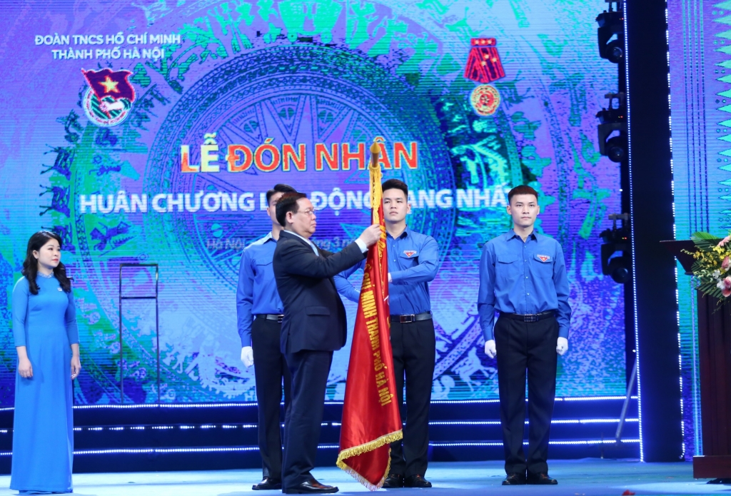 Đồng chí Vương Đình Huệ, Ủy viên Bộ Chính trị, Bí thư Thành ủy Hà Nội trao Huân chương lao động hạng Nhất cho Đoàn Thanh niên thành phố 